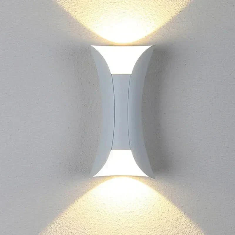 Luz de pared LED curva para exteriores NovaCurve — Protección impermeable con clasificación IP65