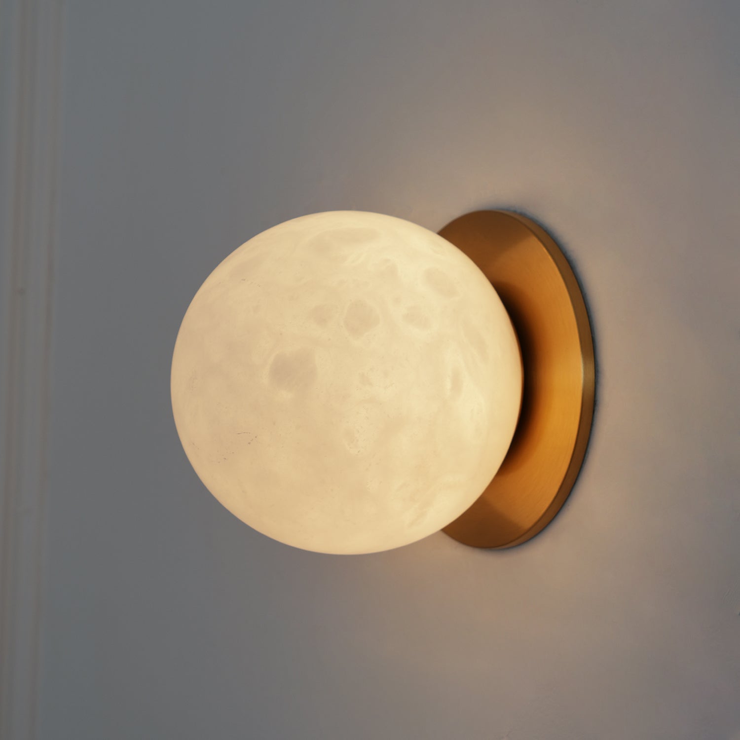 Lynq Alabaster Mini Orb Wall Lamp | ventumra