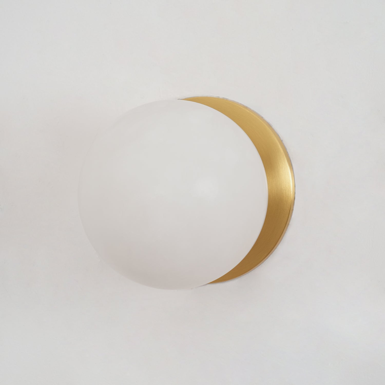 Lynq Alabaster Mini Orb Wall Lamp | ventumra