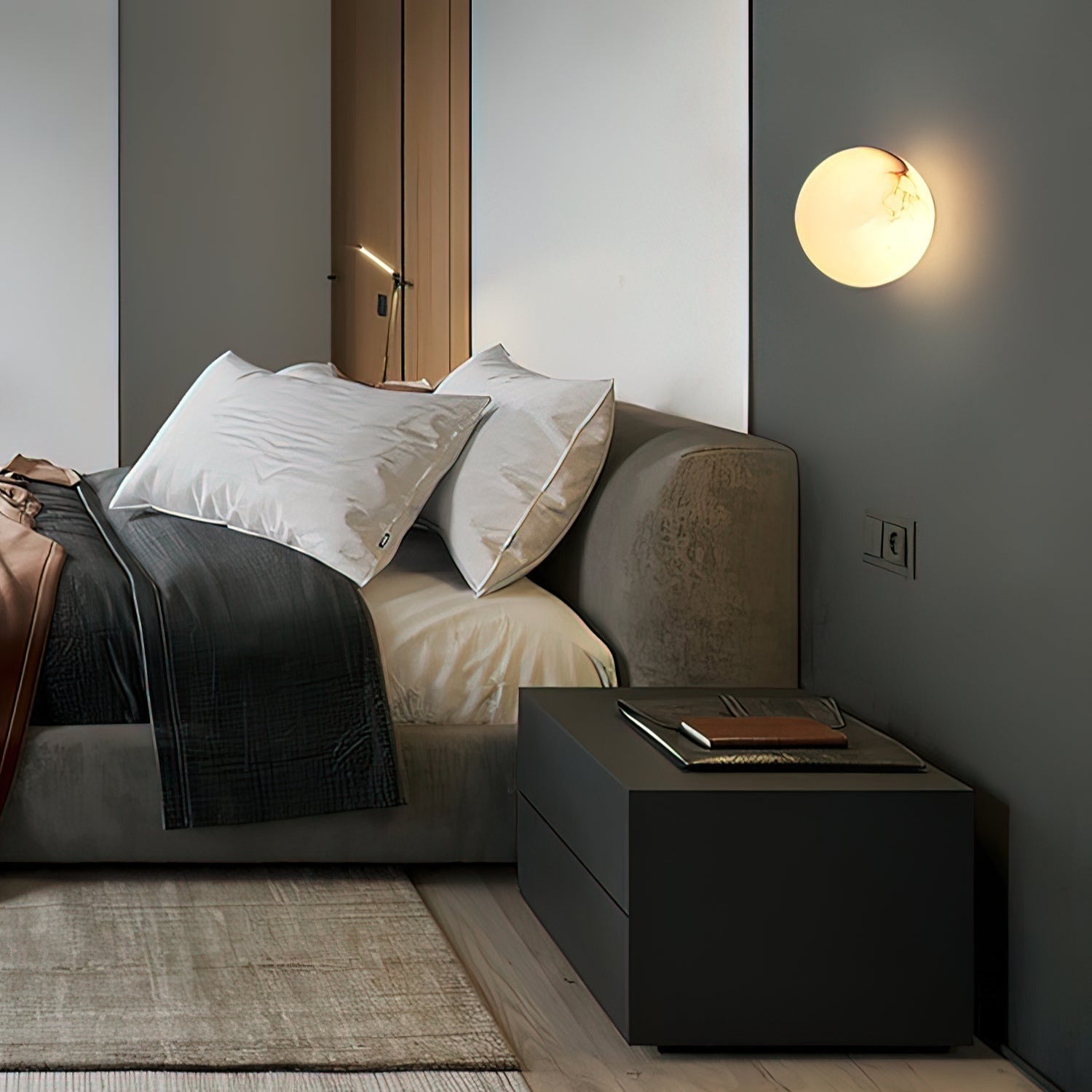 Lynq Alabaster Mini Orb Wall Lamp | ventumra