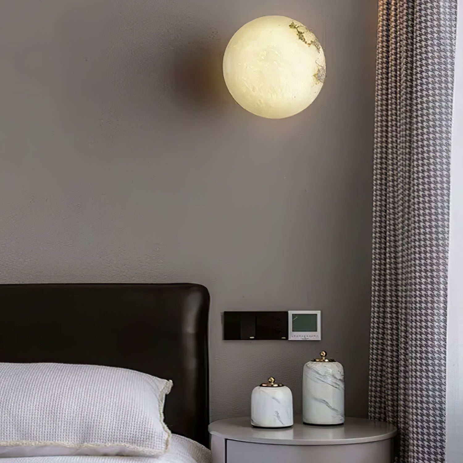 Lynq Alabaster Mini Orb Wall Lamp | ventumra