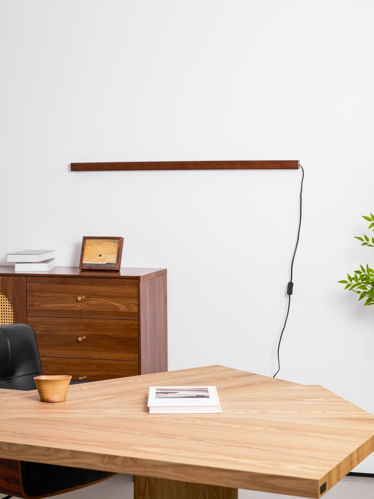 Minimalistische lineare LED-Holz-Wandleuchte zum Einstecken | Ventumra