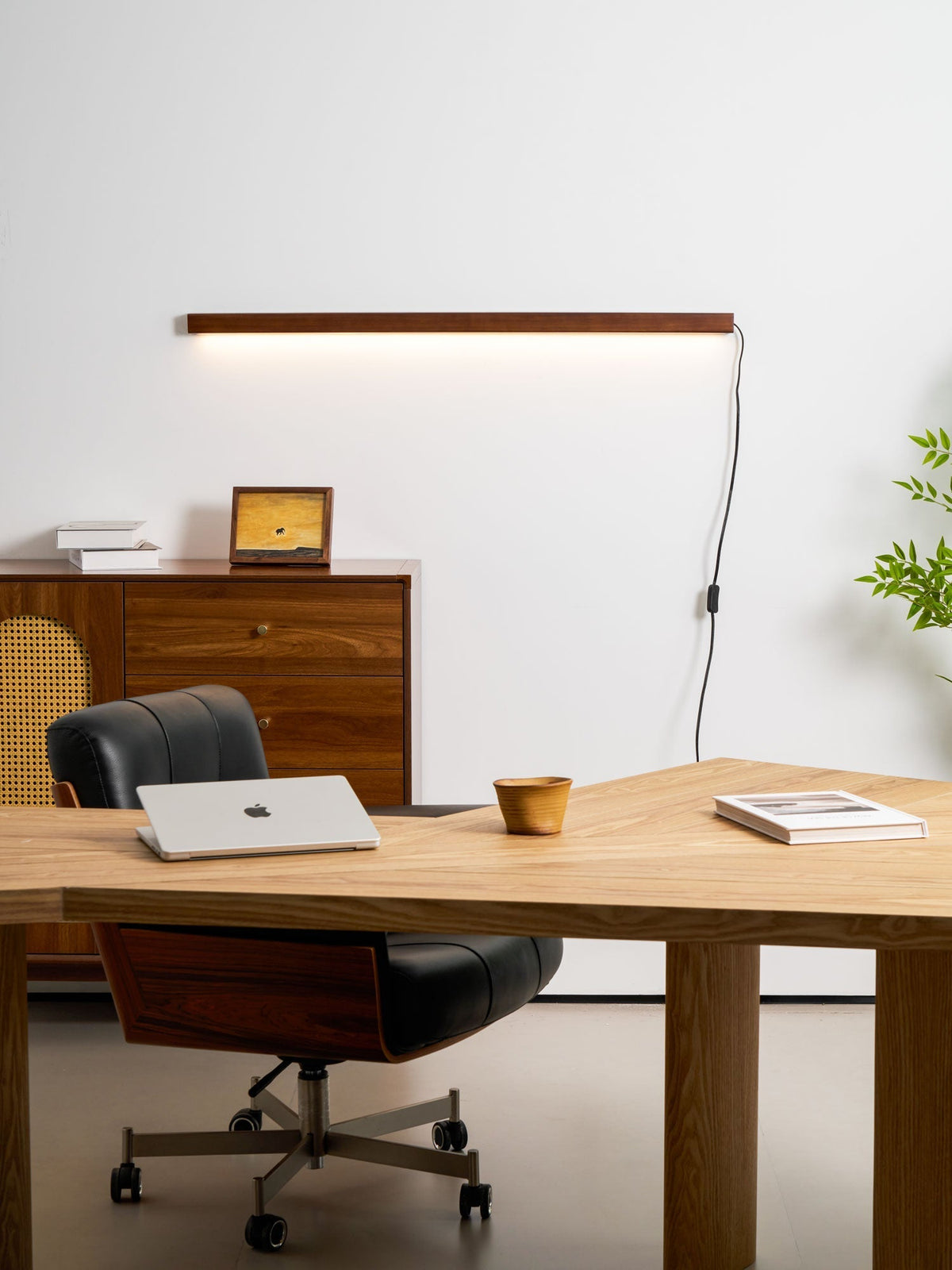 Minimalistische lineare LED-Holz-Wandleuchte zum Einstecken | Ventumra