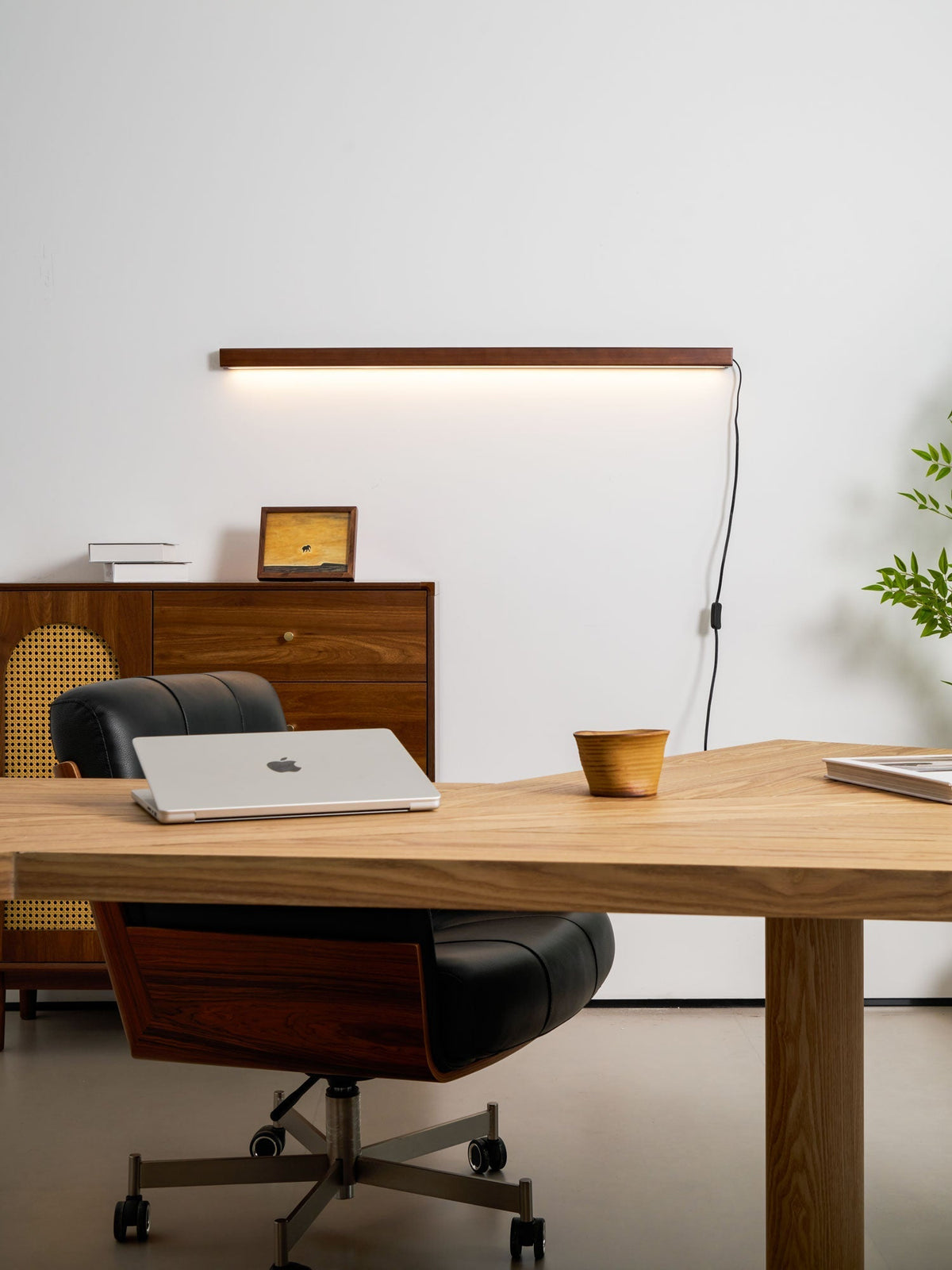 Minimalistische lineare LED-Holz-Wandleuchte zum Einstecken | Ventumra