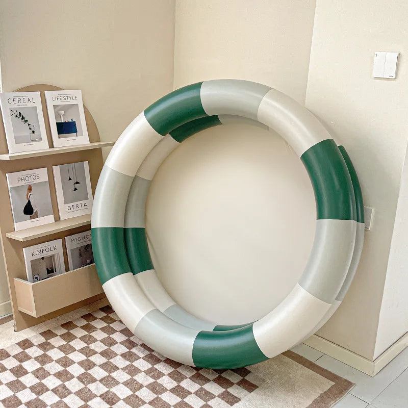 Aufblasbares Babyplanschbecken-Set — Ozeanbälle, sommerlicher Badespaß