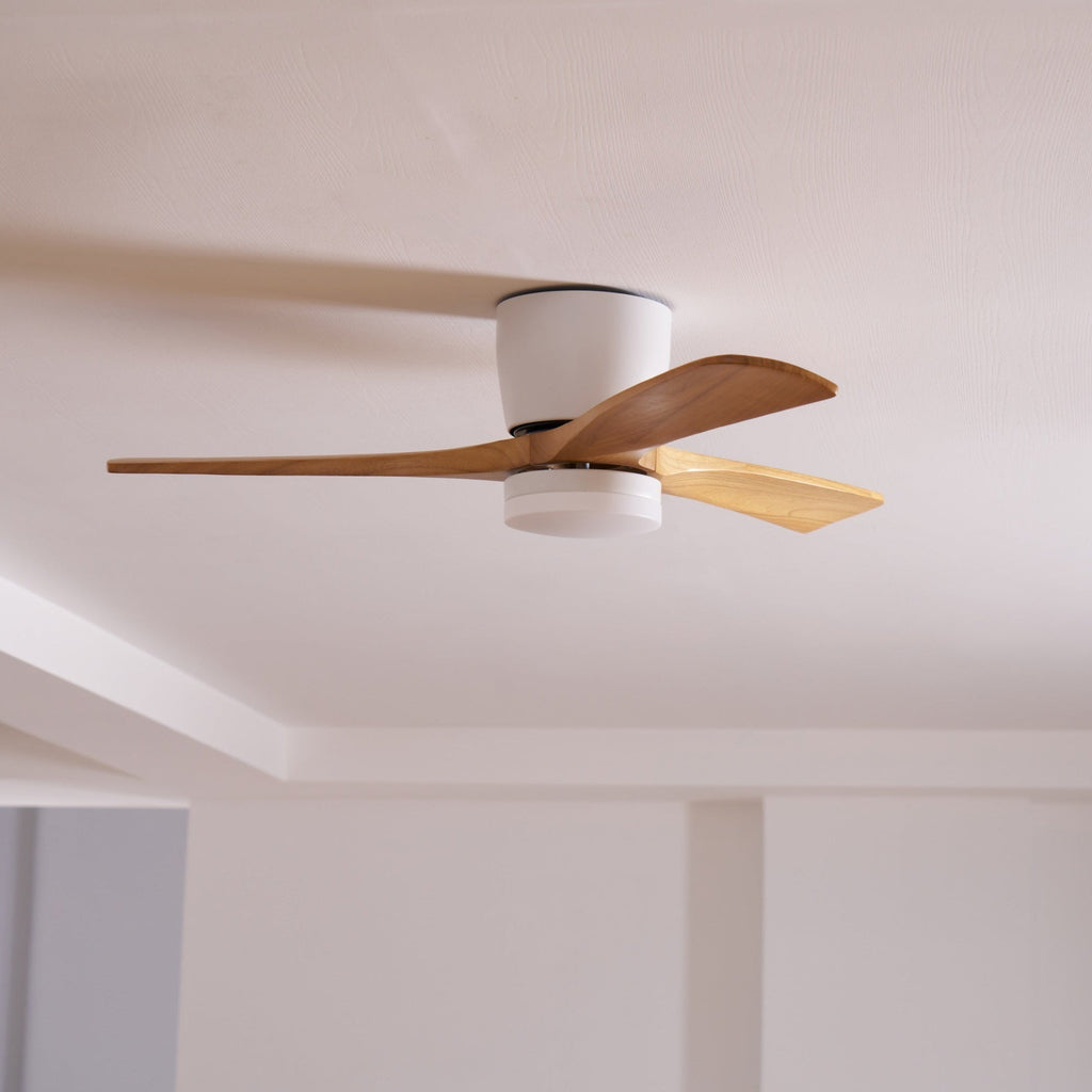 Stropní ventilátor se svítidlem Isben a dřevěnými lopatkami | Ventumra