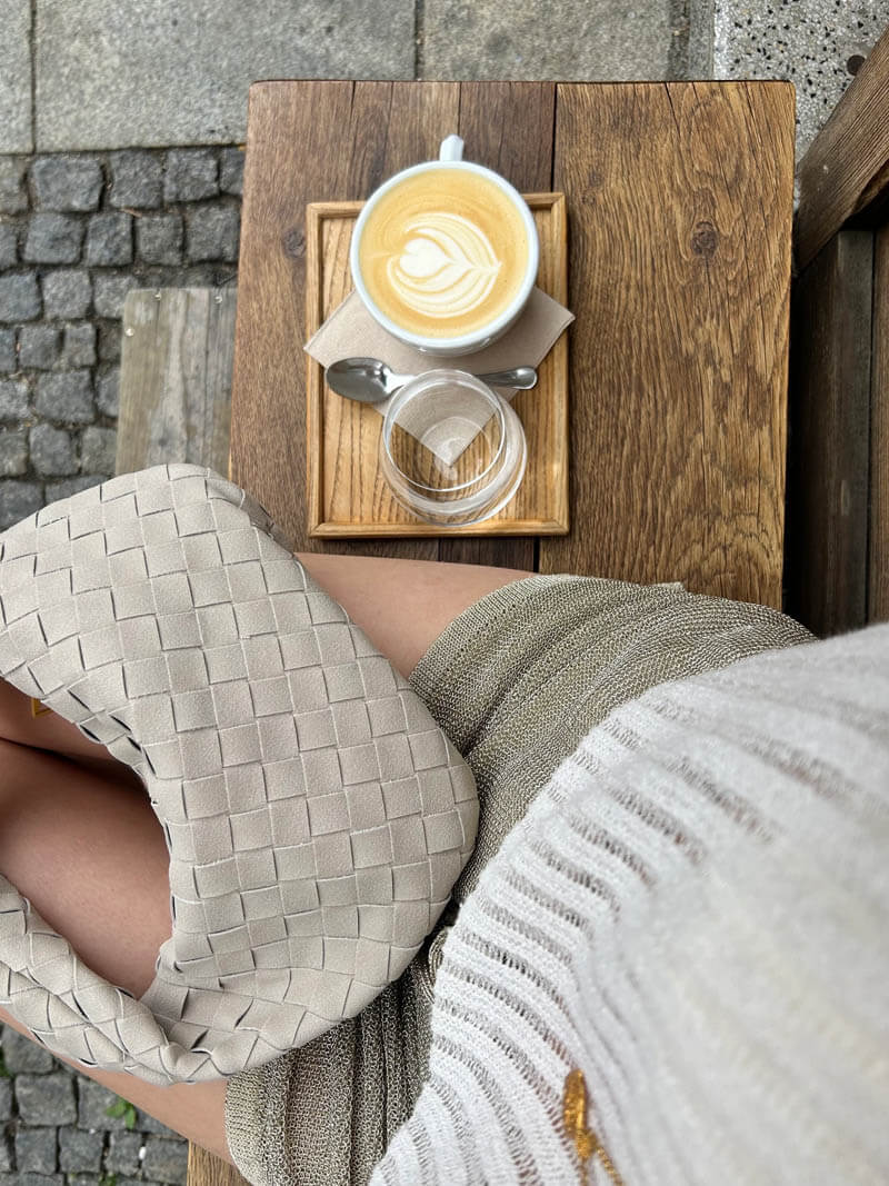 Pletená taška přes rameno z veganské semišové imitace - kompaktní crossbody