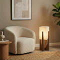 Wabi Sabi Stehlampe mit Stoffschirm und Holzfuß für Wohnzimmer