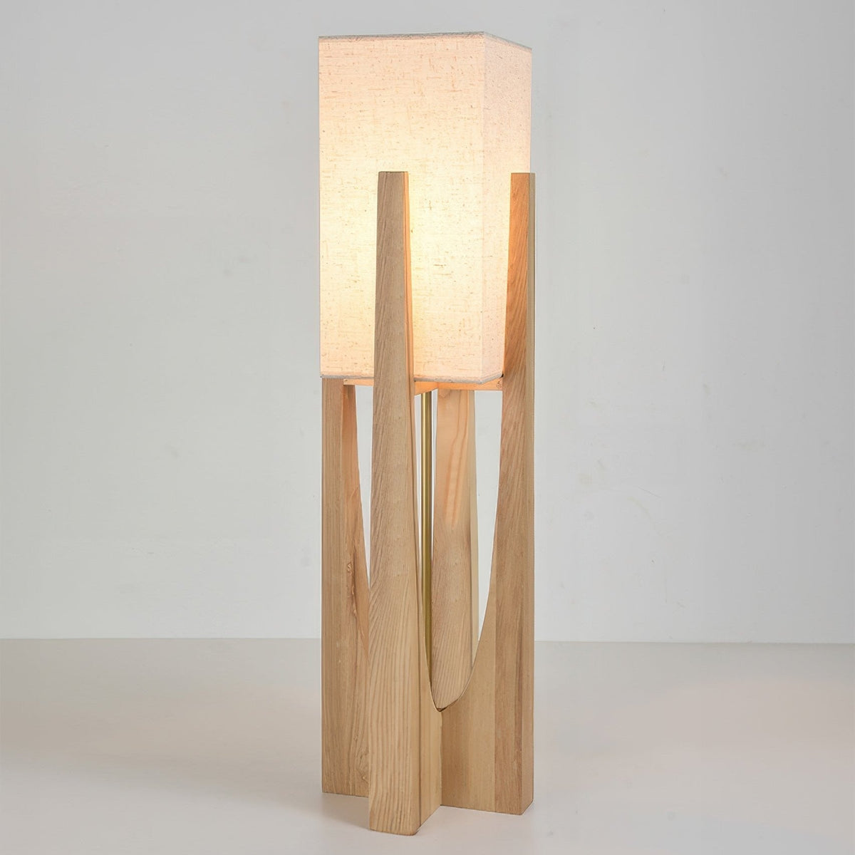 Skulpturell gulvlampe i wabi sabi-stil | Ventumra