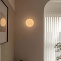 Aurelia vägglampa i glas — minimalistisk design, slät sfärisk lampskärm