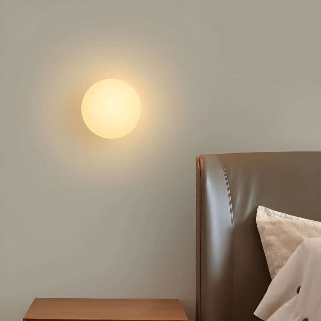 Aurelia vägglampa i glas — minimalistisk design, slät sfärisk lampskärm
