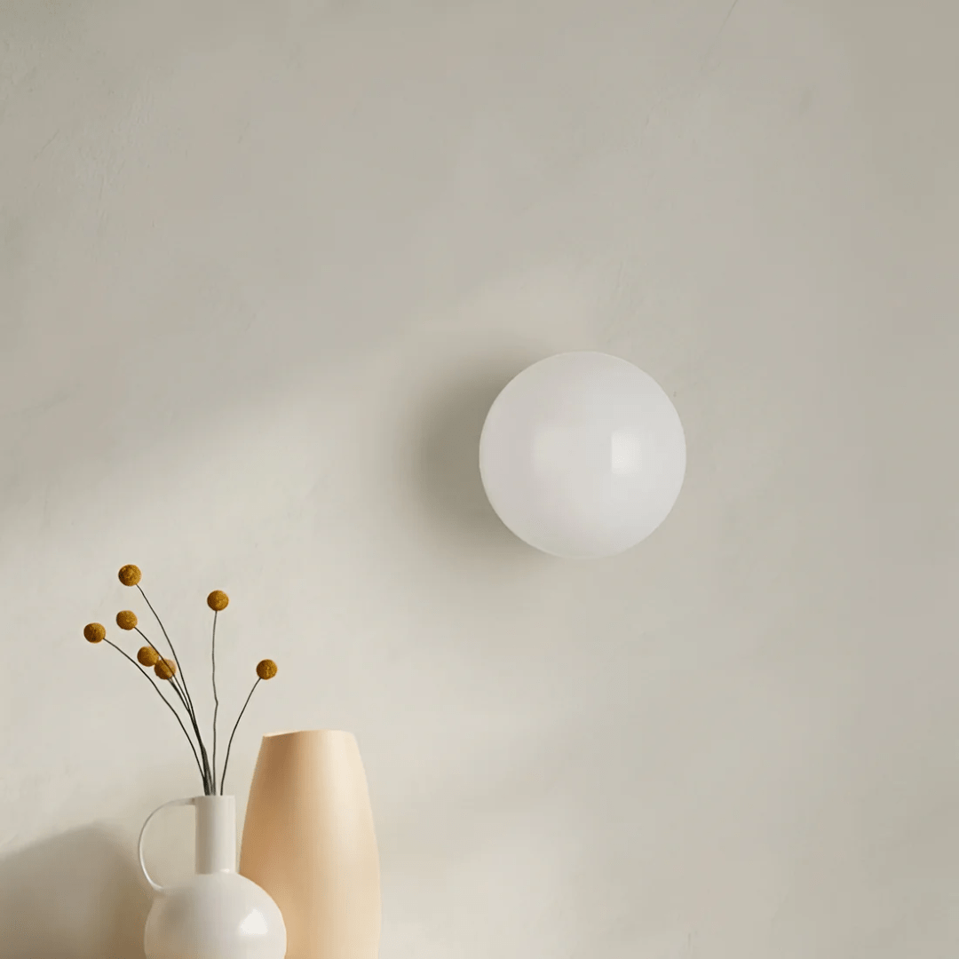 Aurelia vägglampa i glas — minimalistisk design, slät sfärisk lampskärm