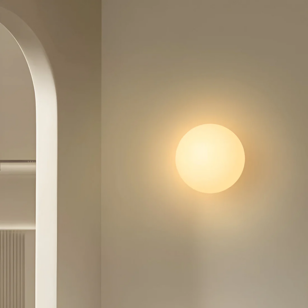 Aurelia vägglampa i glas — minimalistisk design, slät sfärisk lampskärm