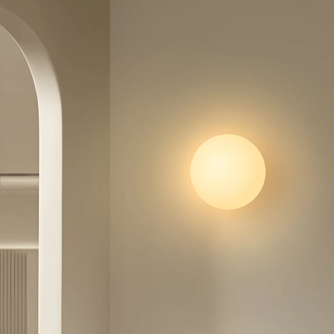 Aurelia vägglampa i glas — minimalistisk design, slät sfärisk lampskärm