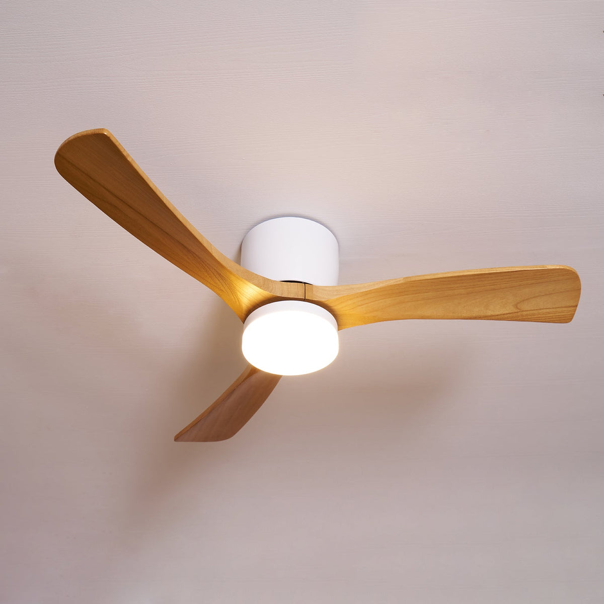 Stropní ventilátor se svítidlem Isben a dřevěnými lopatkami | Ventumra