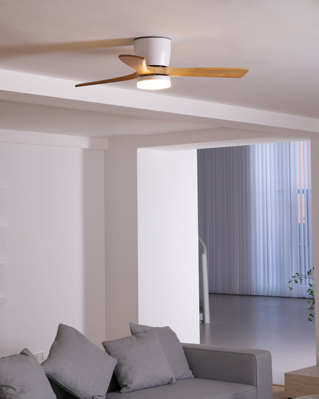 Stropní ventilátor se svítidlem Isben a dřevěnými lopatkami | Ventumra