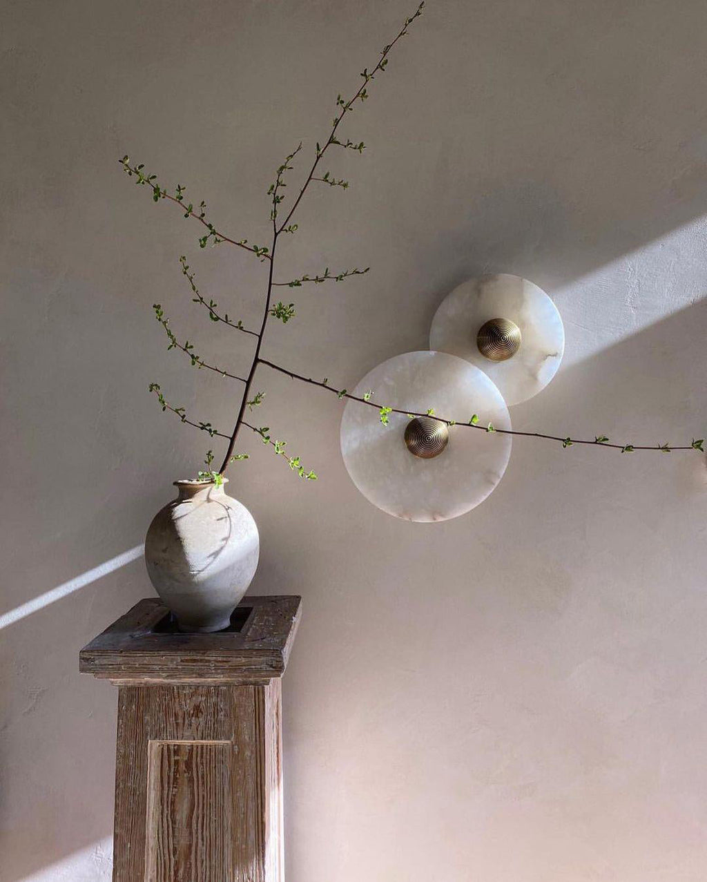 Round Wall Lamp Alabaster Fluted Brass | ventumra