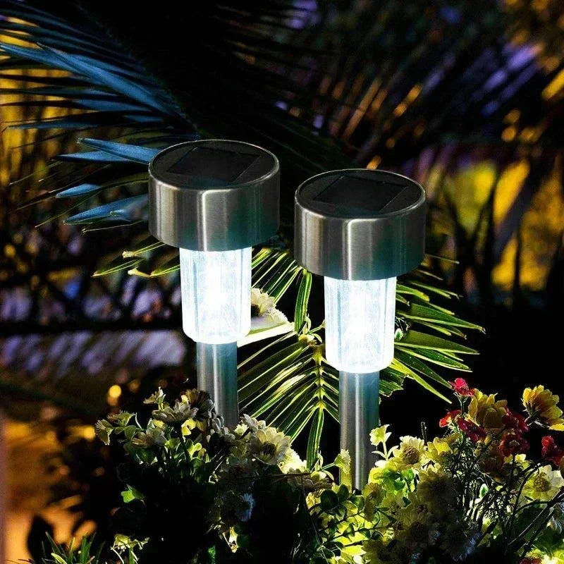 Solar-LED-Gartenlampe — Wetterfest, energieeffizient, integrierter Lichtsensor