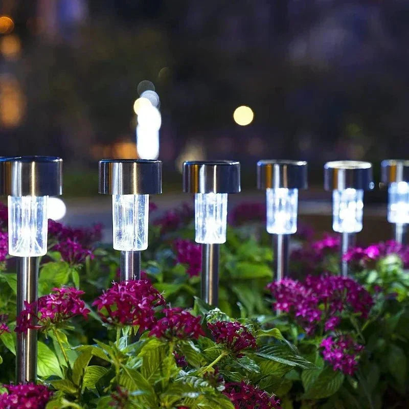 Solar-LED-Gartenlampe — Wetterfest, energieeffizient, integrierter Lichtsensor