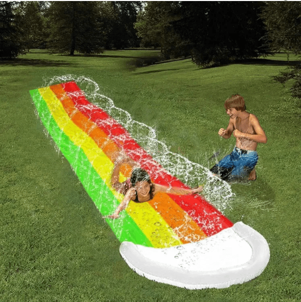 AquaSprint Glide trailová vodní skluzavka — design pro snadné srolování, připojení k vodovodnímu kohoutku, mlžicí pás