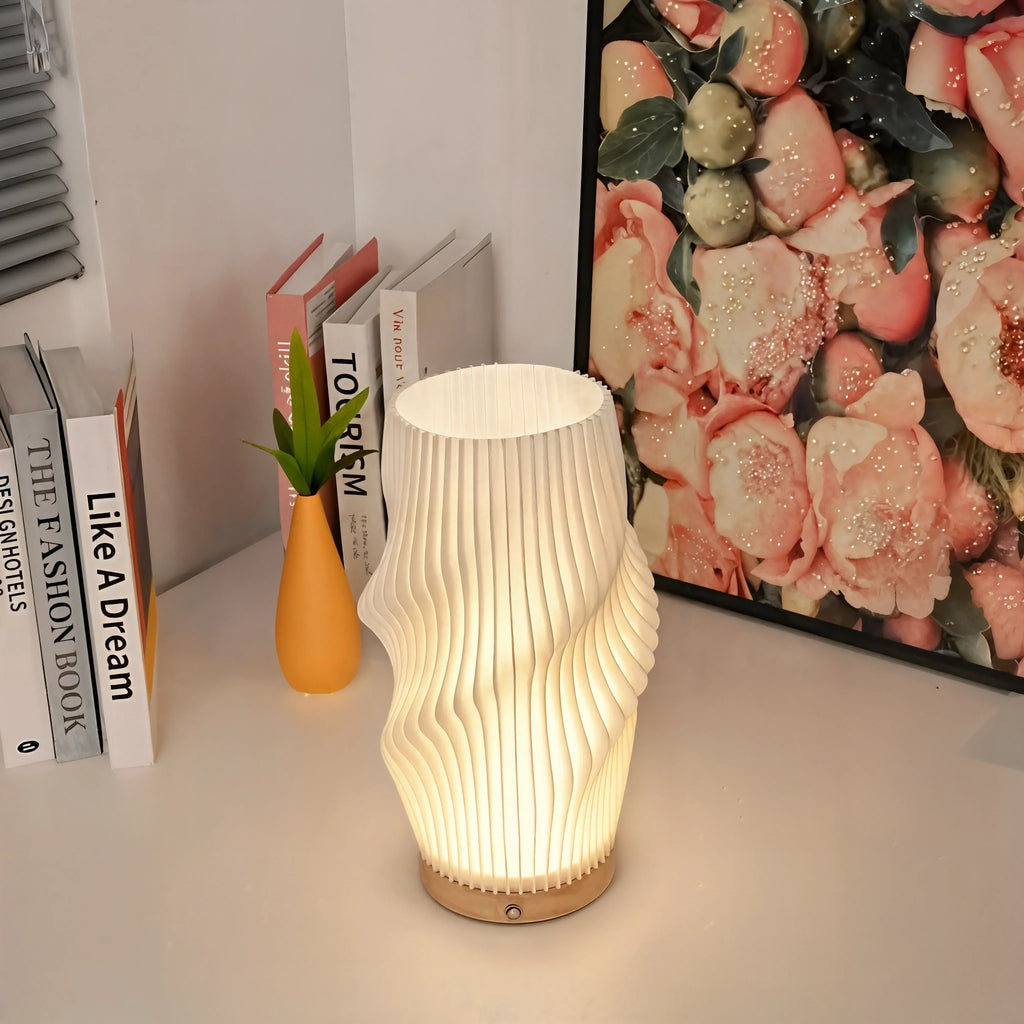 Velo LED-skrivebordslampe med skulpturel silhuet og varmt, stemningsfuldt lys | Ventumra