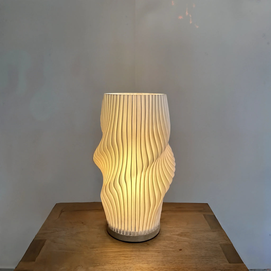Velo LED-skrivebordslampe med skulpturel silhuet og varmt, stemningsfuldt lys | Ventumra