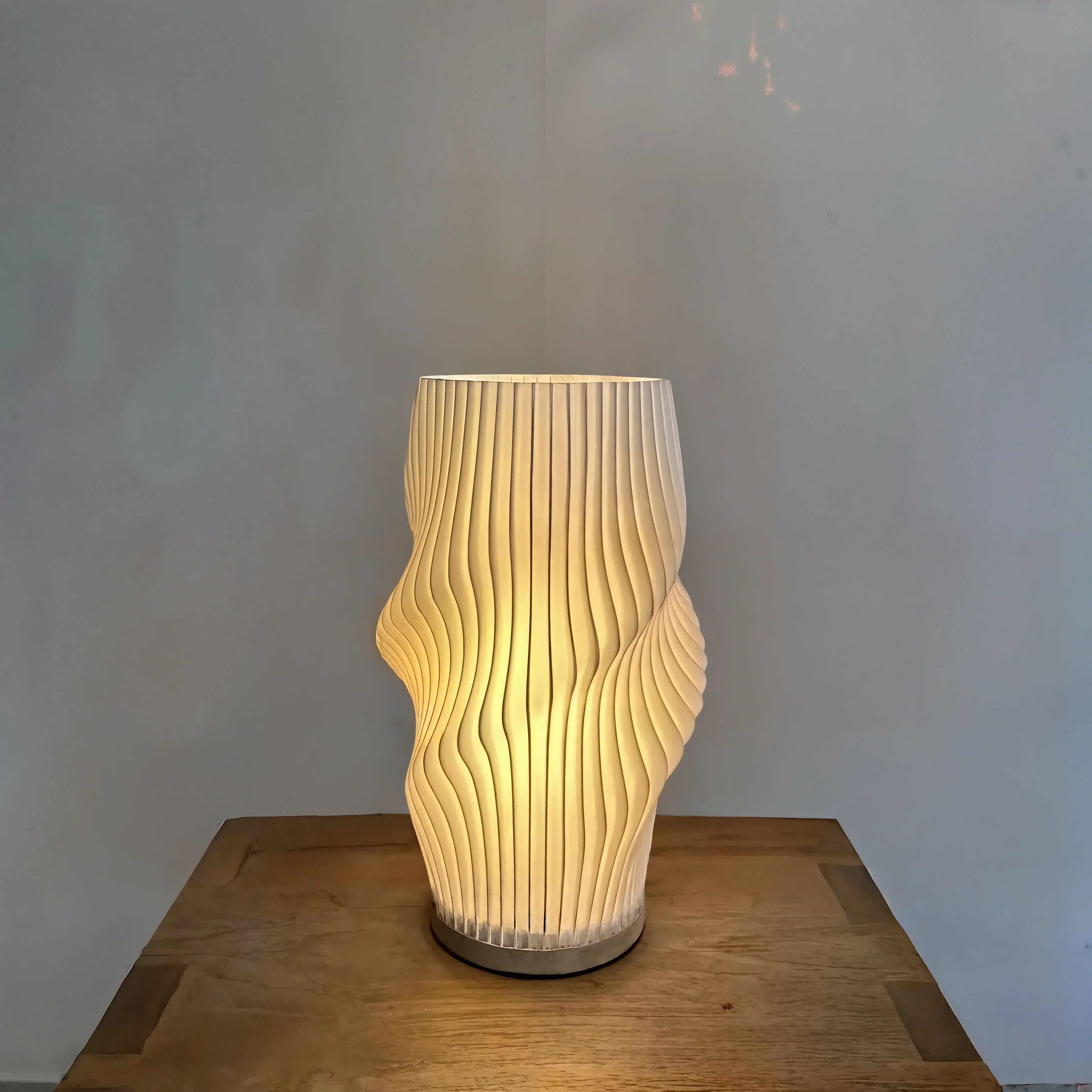 Velo LED-skrivebordslampe med skulpturel silhuet og varmt, stemningsfuldt lys | Ventumra