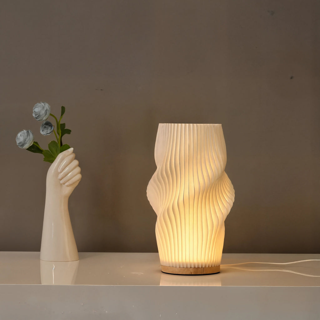 Velo LED-skrivebordslampe med skulpturel silhuet og varmt, stemningsfuldt lys | Ventumra