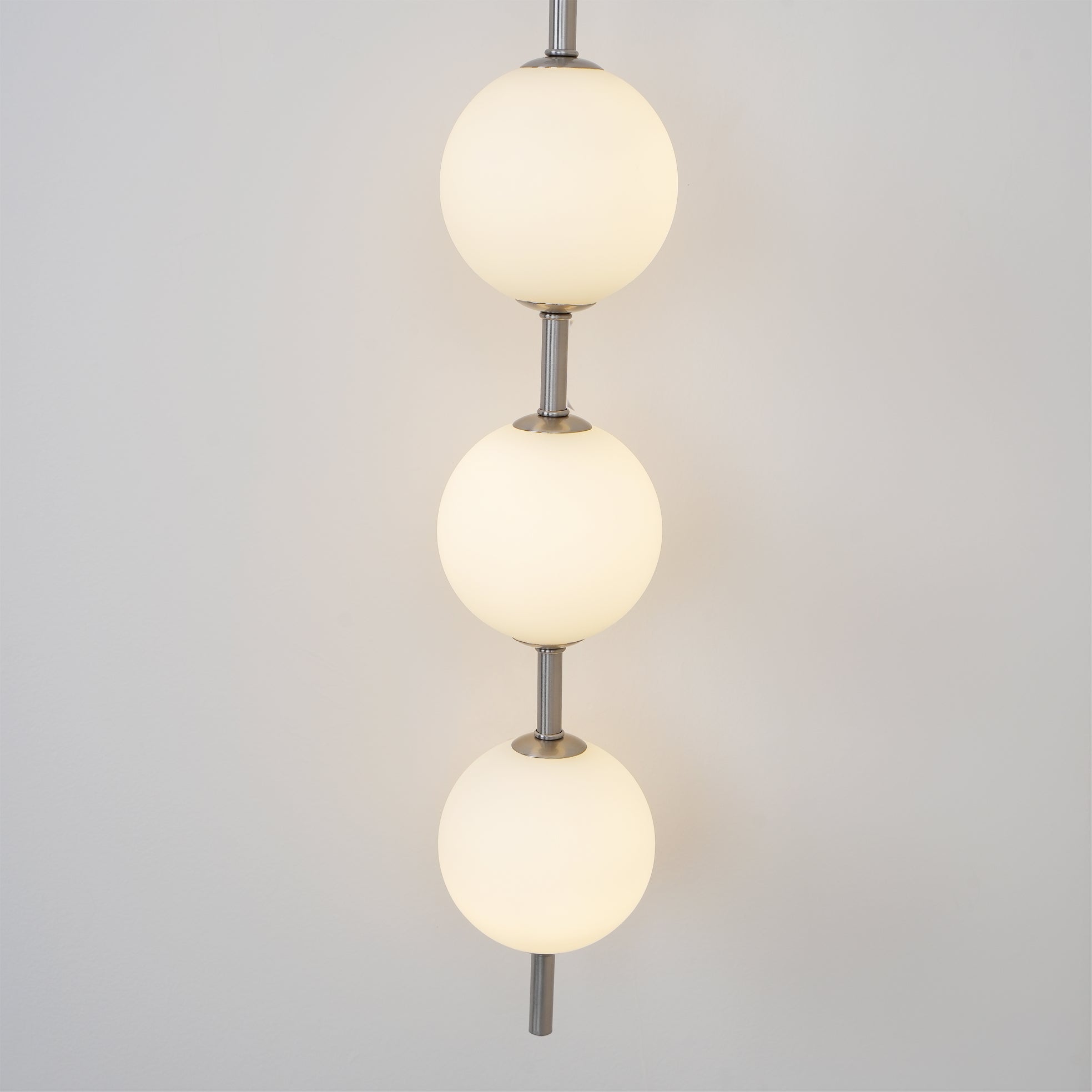 Cerin Vertical Globe Wall Lamp | ventumra