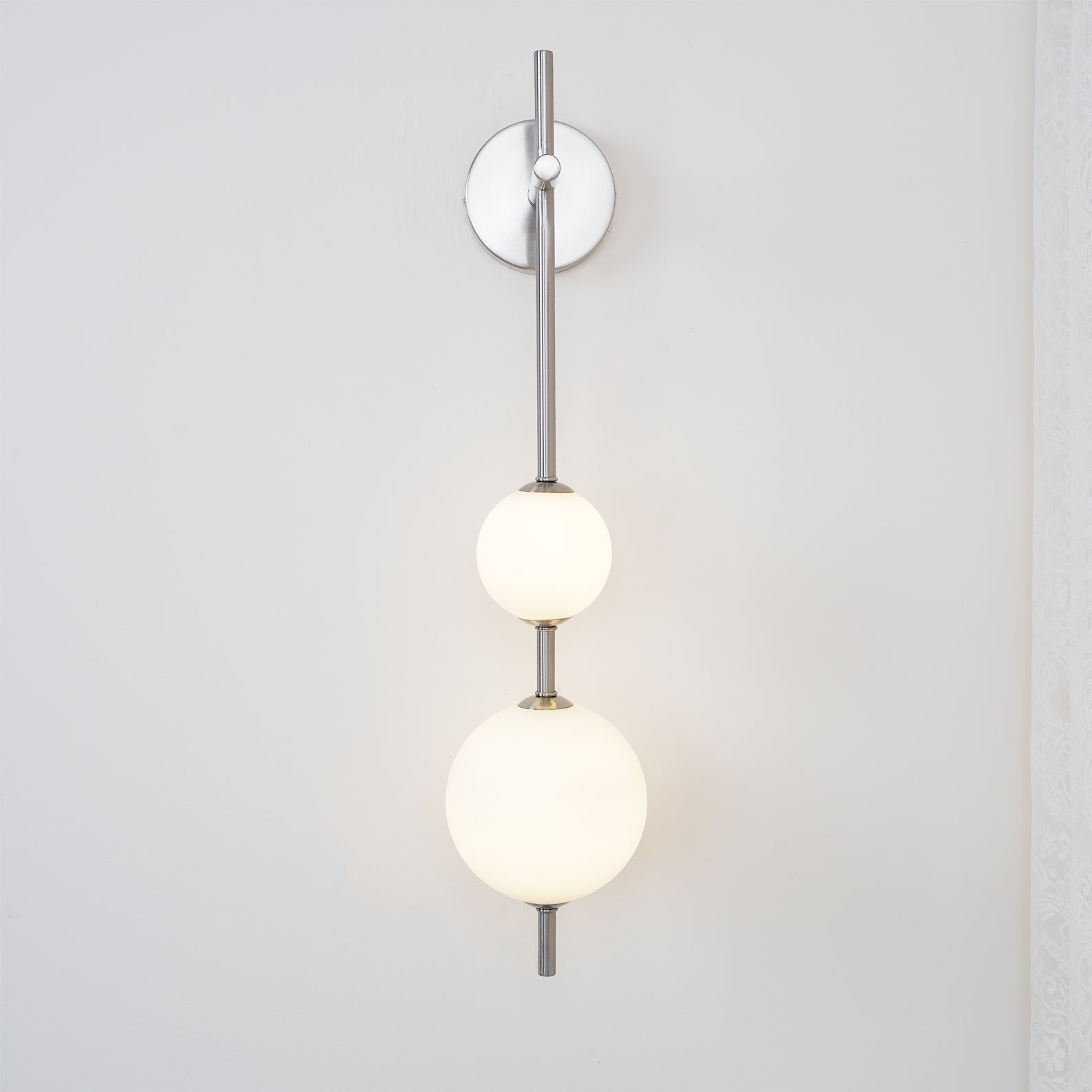 Cerin Vertical Globe Wall Lamp | ventumra
