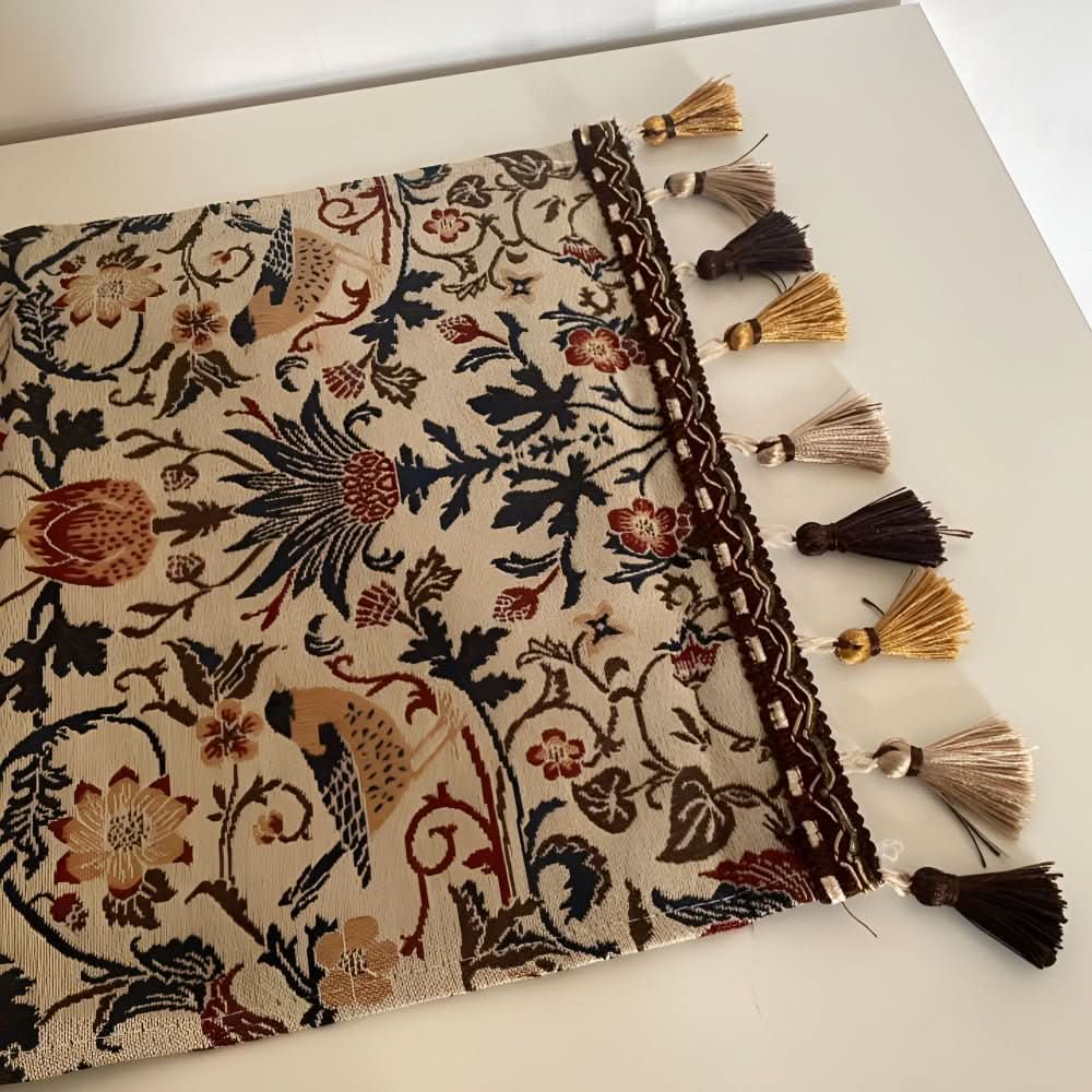 Caminho de mesa Heritage Looms com elegante motivo floral e de pássaros