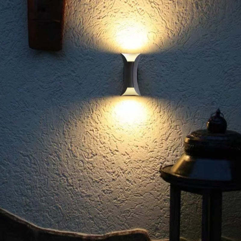 Lampă LED Noxel curbată, montată pe perete, pentru exterior | ventumra