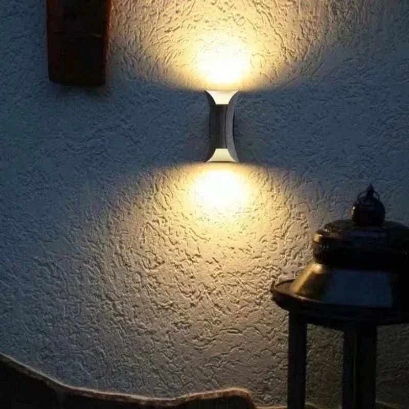 Luz de pared LED curva para exteriores NovaCurve — Protección impermeable con clasificación IP65