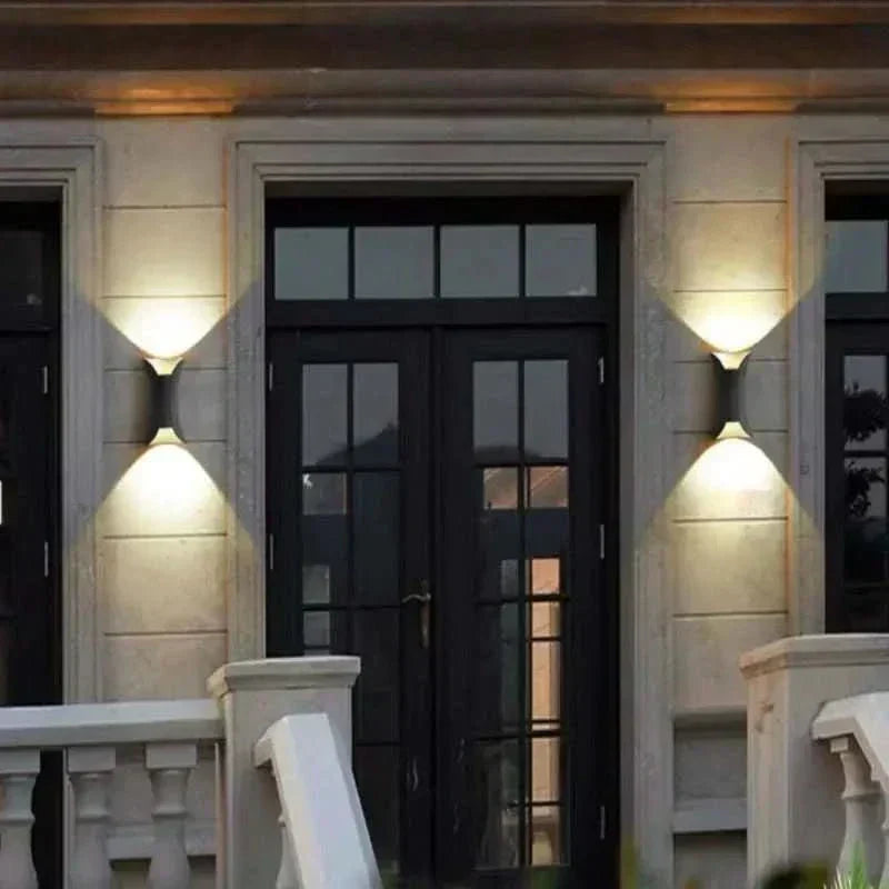 Luz de pared LED curva para exteriores NovaCurve — Protección impermeable con clasificación IP65