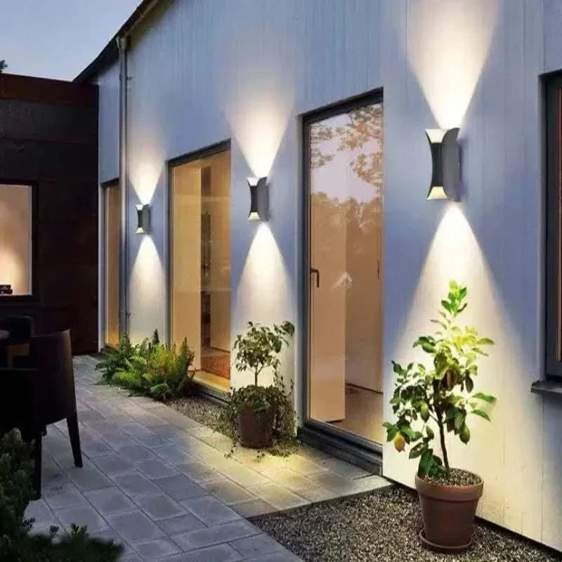 Luz de pared LED curva para exteriores NovaCurve — Protección impermeable con clasificación IP65