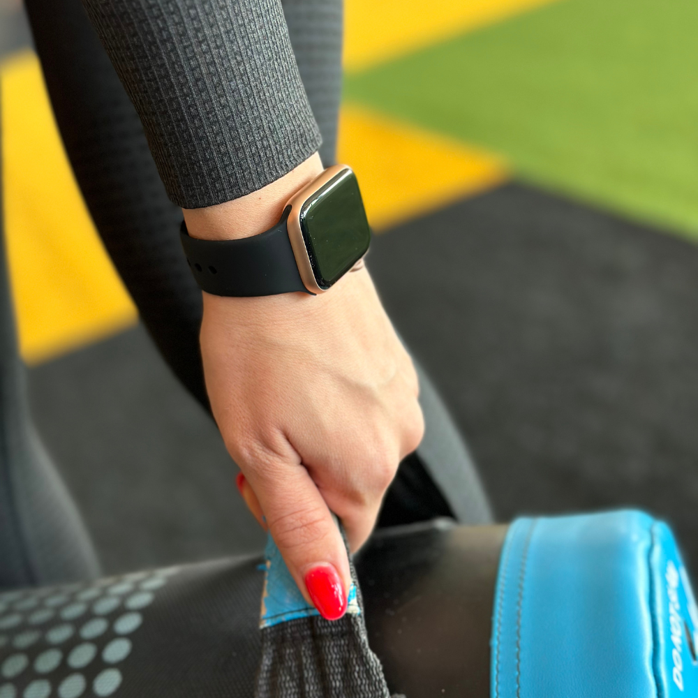 Zwart siliconen bandje voor Apple Watch met dubbele lus en drukknopsluiting | Ventumra