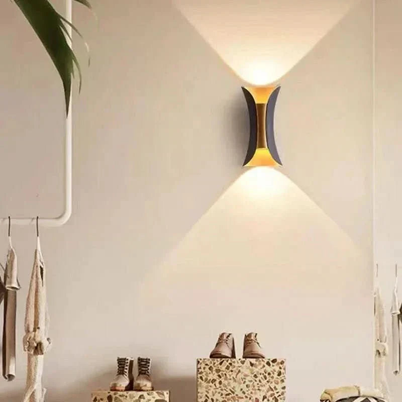 Luz de pared LED curva para exteriores NovaCurve — Protección impermeable con clasificación IP65