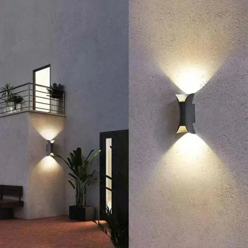 Luz de pared LED curva para exteriores NovaCurve — Protección impermeable con clasificación IP65