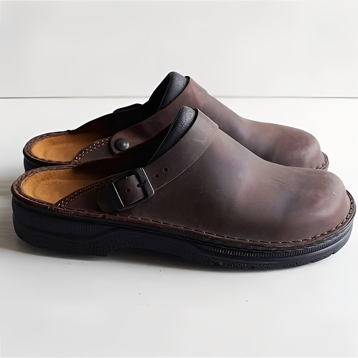 Læderhjemmesko til mænd — slip-on-design med komfortsål