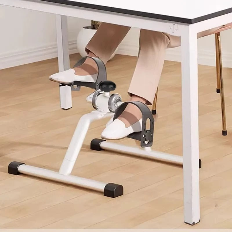 Compacte pedaaltrainer voor zittend gebruik, voor arm- en beenworkouts
