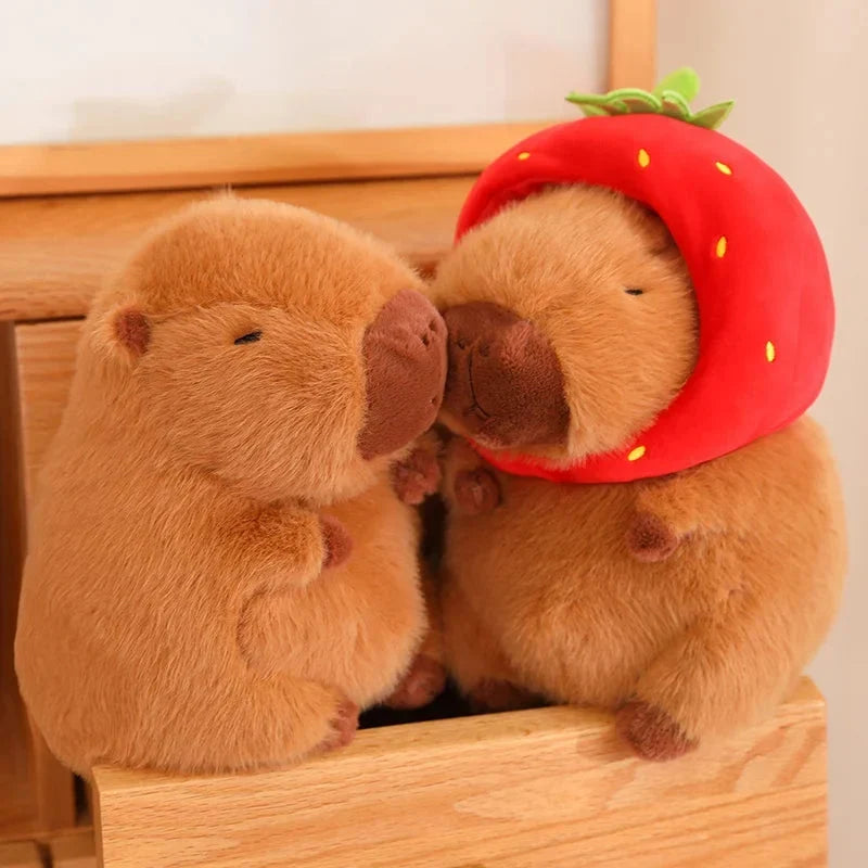 Peluche kawaii di capibara con cappello a forma di fragola | ventumra