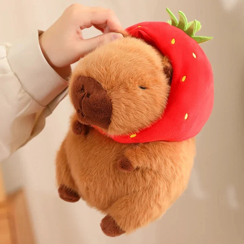 Peluche kawaii di capibara con cappello a forma di fragola | ventumra