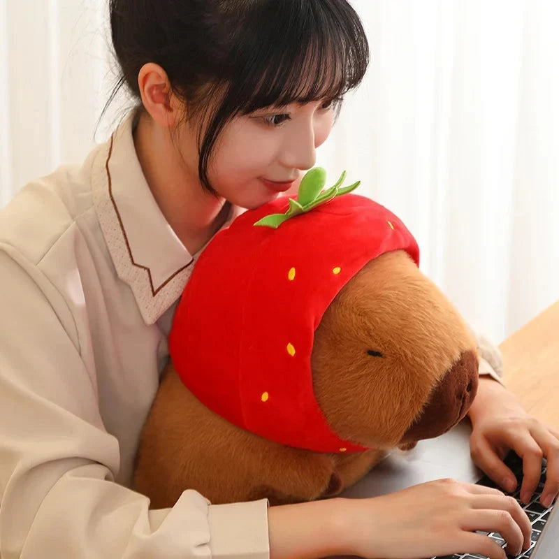 Peluche kawaii di capibara con cappello a forma di fragola | ventumra