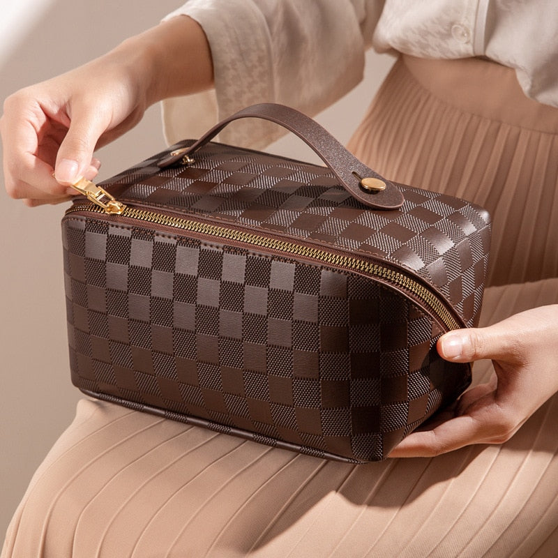 Women's Chic Checked Travel Toiletry Bag | ventumra