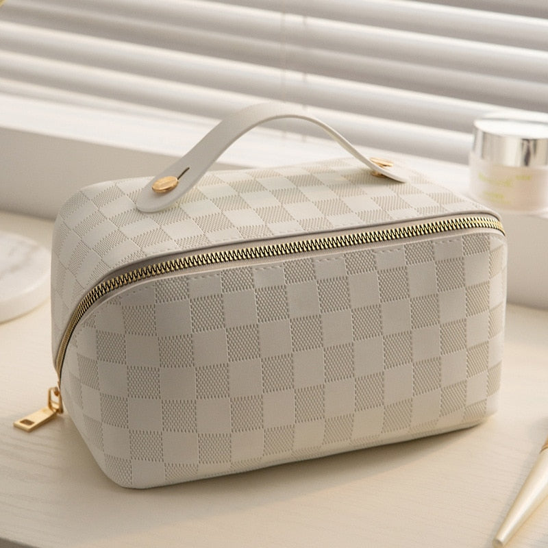 Women's Chic Checked Travel Toiletry Bag | ventumra