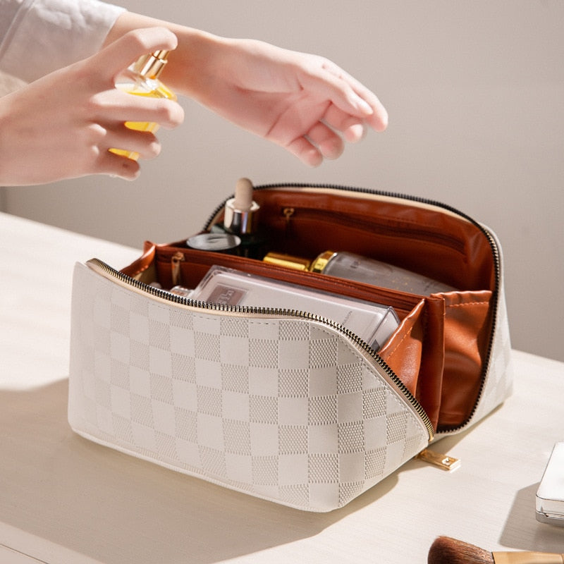 Women's Chic Checked Travel Toiletry Bag | ventumra