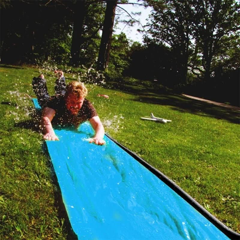 AquaSprint Glide trailová vodní skluzavka — design pro snadné srolování, připojení k vodovodnímu kohoutku, mlžicí pás