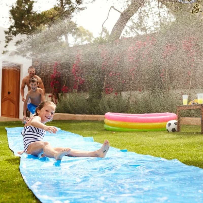 AquaSprint Glide trailová vodní skluzavka — design pro snadné srolování, připojení k vodovodnímu kohoutku, mlžicí pás
