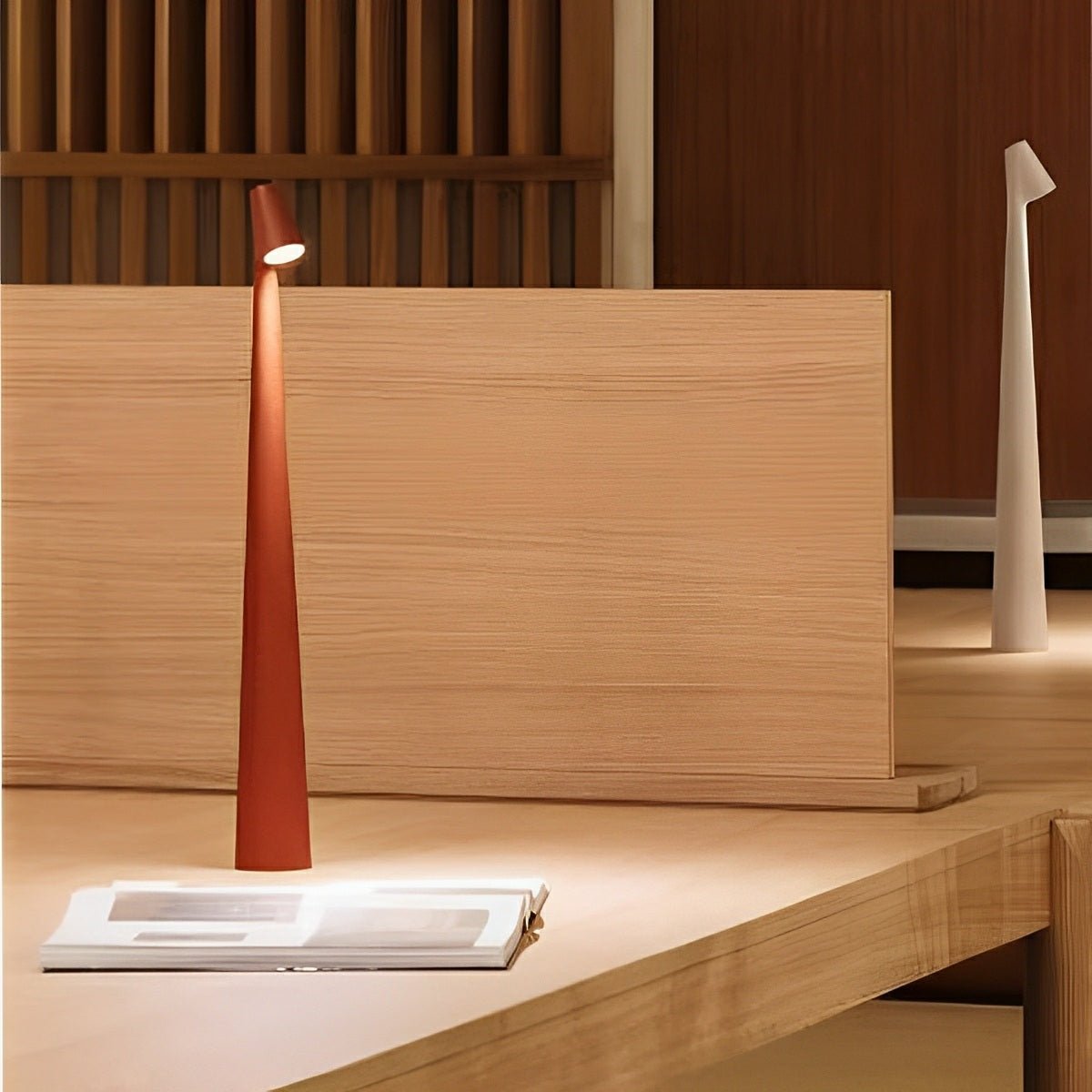Lampe de table conique à tige inclinée | Ventumra
