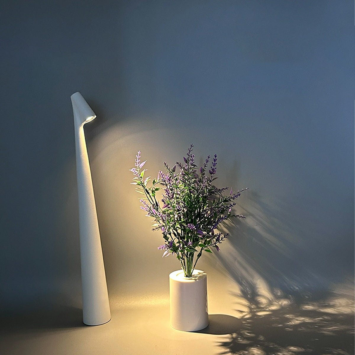 Lampe de table conique à tige inclinée | Ventumra